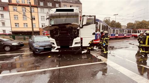 Verkehrsunfall zwischen Straßenbahn und Sattelauflieger auf großer