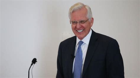 Lder Christofferson Se Re Ne Con Miembros De La Iglesia En El Salvador