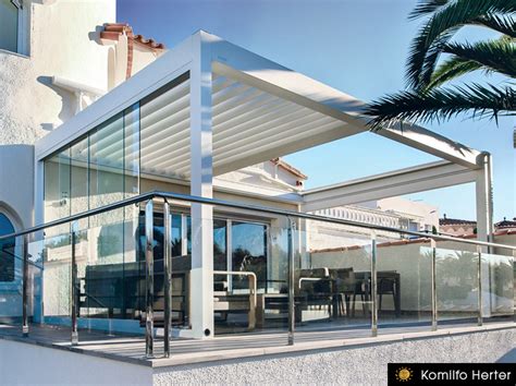 Pergolas bioclimatiques alu à lames rétractables sur mesure Komilfo