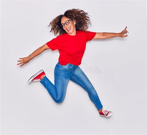 Madrugada Hermosa Hispana Con Ropa Casual Y Gafas Sonriendo Feliz Foto