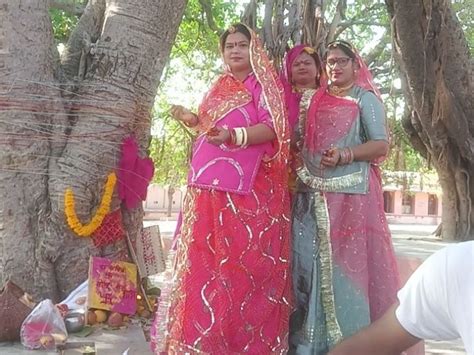 Women Performed Worship On Vat Savitri Fast वट सावित्री व्रत पर