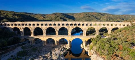 Vue A Rienne Du C L Bre Pont Du Gard Photo Premium