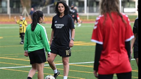 Scoring Girls Viele Promis Kommen Zu Benefizspiel Im Berliner