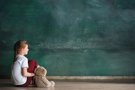 Petite Fille Avec L Ours De Nounours Se Reposant Sur Le Plancher Dans