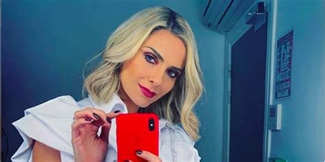 Clara Morgane dévoile ses longues jambes en bikini sur Instagram