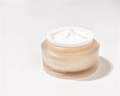 Crema Iluminatoare Dr C Tuna Lumi Radiance cu protecție UV ajută la