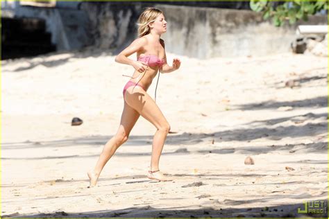 Sienna Miller Is A Pink Bikini Beauty Photo Bikini Sienna