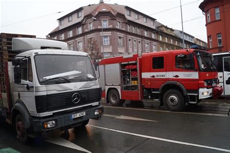 Sr Ka Tramvaje S Autobusem Na Borech Skoro Dv Des Tky Zran N Ch