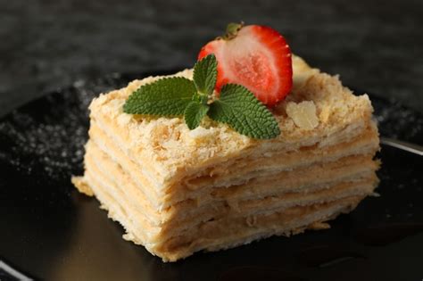 Plato con trozo de tarta de napoleón con fresa Foto Premium