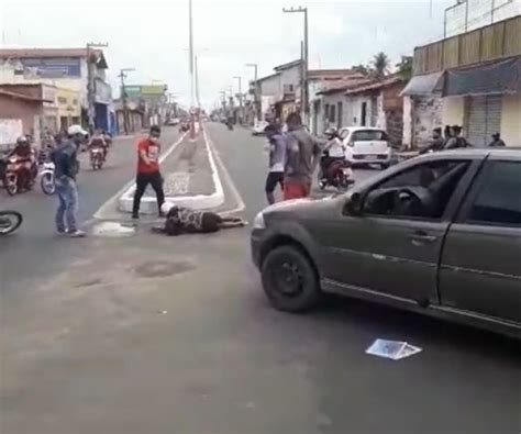 Notícias Vídeo mostra momento em que mulher sofre acidente em avenida