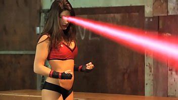 Superheroína en rojo y negro vs asiática en blanco XVIDEOS