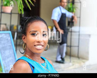 Jeune Femme En Robe Cubaine Typique Tenue Un Ventilateur Habana Vieja