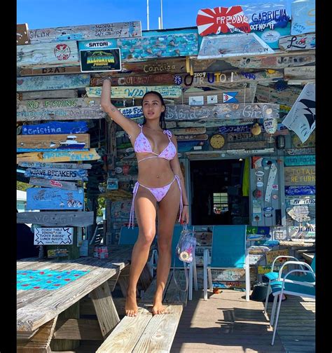 Photo Astrid Nelsia en bikini aux Bahamas le 27 février 2020