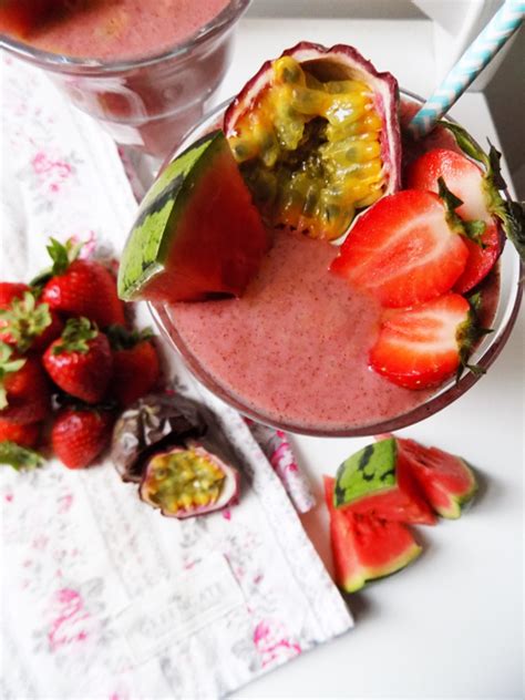 Omega 3 Proteinrik Smoothie Med Vattenmelon Och Jordgubbar