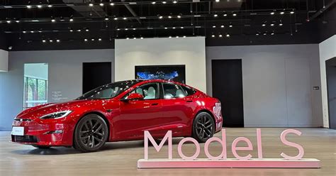 Tesla Model S Ultra Red 烈焰紅搶先看！同步 Model X 全台展間開放賞車 Teslaguru