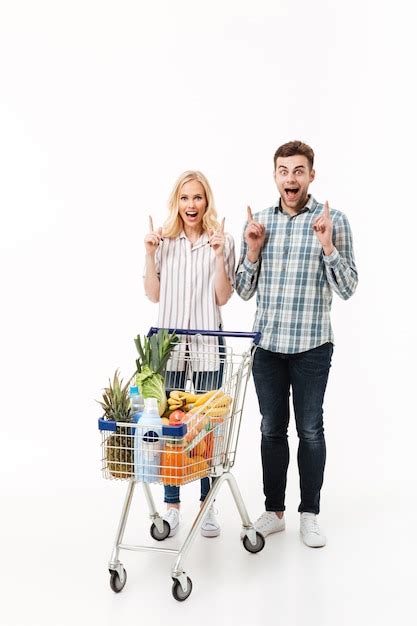 Retrato De Cuerpo Entero De Una Pareja Alegre Foto Gratis