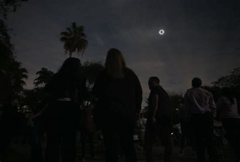 Locales Y Visitantes Disfrutan Del Eclipse En El Parque Ciudades