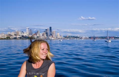 Jolie Fille Sur Un Bateau à Voiles Photo Stock Image Du Beau Washington 2722084