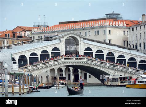 Rialto Brücke mit Blick auf den Canal Grande von Venedig in Italien