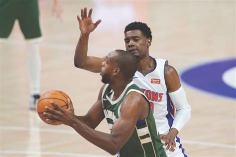 Giannis Antetokounmpo Triple Double Lifts Milwaukee Bucks Past Detroit Pistons For 3rd Time In