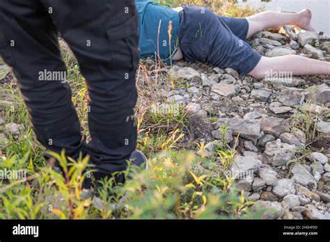 Hombre negro muerto mintiendo fotografías e imágenes de alta resolución