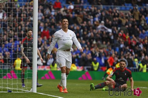 Cristiano Ronaldo Celebra Un Gol Meti Ndose El Bal N Bajo La Camiseta