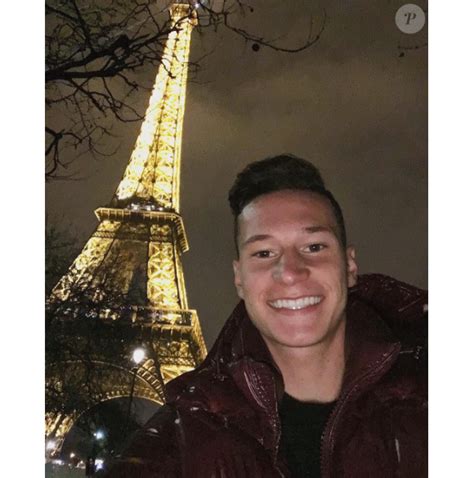 Photo Julian Draxler Nouvelle Recrue Du Psg Pose Devant La Tour