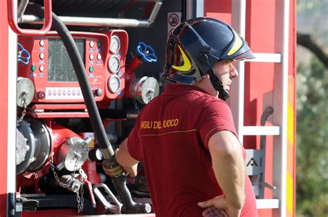 Scoppia Una Gomma Si Ribalta Sulla A1 Un Camion Carico Di Generi