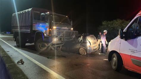 Em Meio S Chuvas Caminh O Do Ex Rcito Bate Em Carro E Deixa Mortos