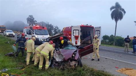 Batida frontal entre bitrem e automóvel deixa três pessoas gravemente