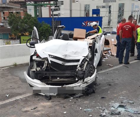 Carro fica totalmente destruído ao colidir caminhão na BR 101