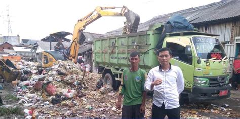 Meski Keterbatasan Sarpras DLH Kota Tasik Angkut Gunungan Sampah Di