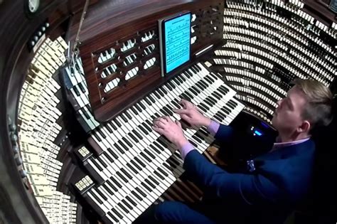 Musician Covers Bohemian Rhapsody On Largest Pipe Organ