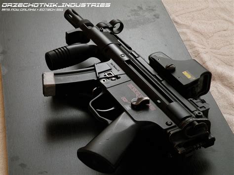 The-KeyZone: Submachine Gun-Heckler & Koch MP5