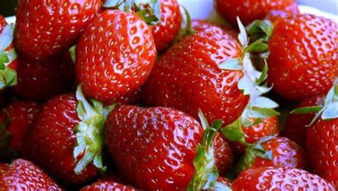 Fragole proprietà benefici valori nutrizionali uso e controindicazioni