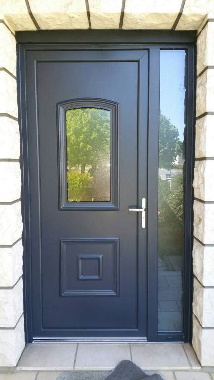 Installation d une porte d entrée PVC gris anthracite MORANNES