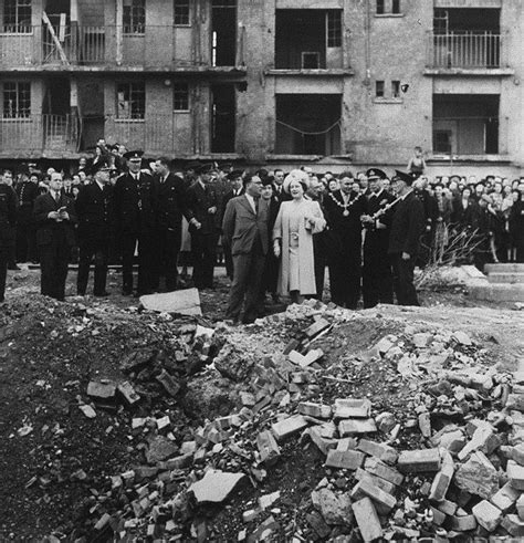 Photo King George Vi And Queen Elizabeth Visit The Site Of The Last