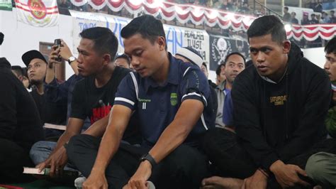 Bobotoh Dan The Jakmania Di Bandung Bersatu Doakan Korban Tragedi