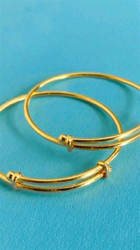 Simple and Elegant Gold Bangle Design