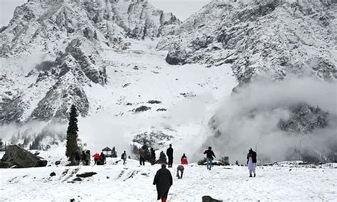 Pleasant surprise for tourists as Kashmir witness early snowfall