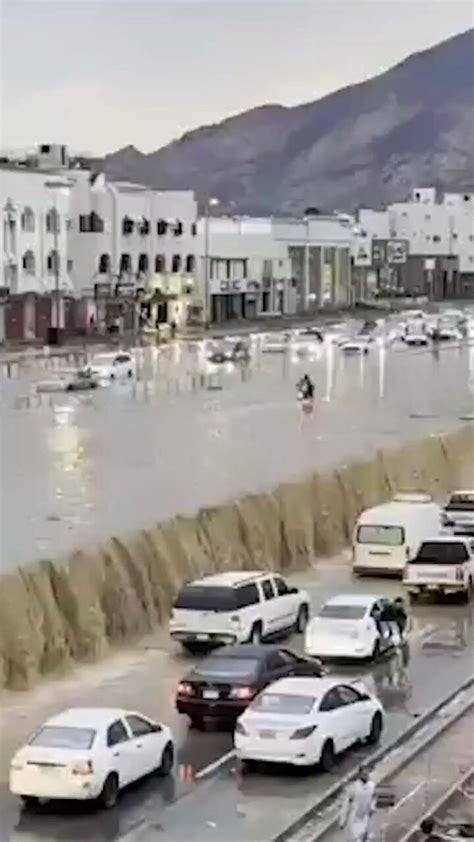 صحيفة الخليج الإماراتية بالفيديو جرفت الشجر والحجر أمطار غزيرة