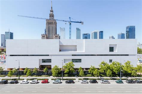 Białe betonowe wnętrza Muzeum Sztuki Nowoczesnej Czy zasługuje na