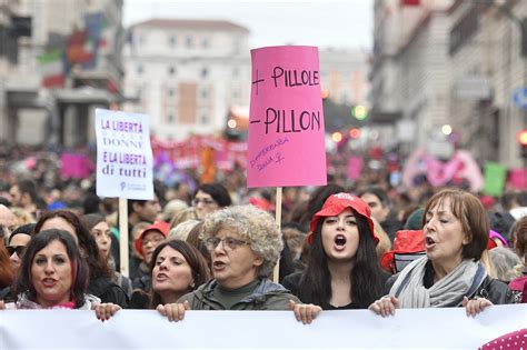 La Rivoluzione Femminista In Piazza A Roma Volti E Slogan Dalla