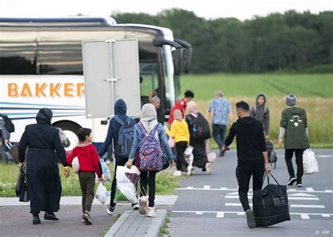 Aantal Asielzoekers In Ter Apel Brengt Nacht Door In Openlucht