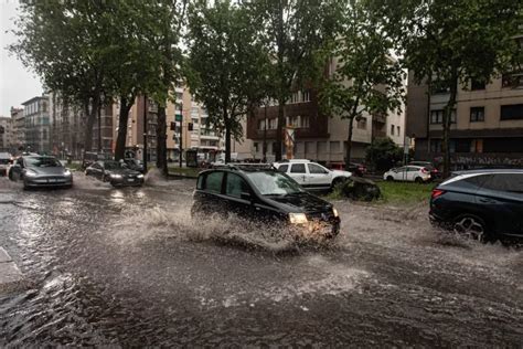 Maltempo Fiume Seveso Esondato A Milano Ed Evacuazioni Nel Parco