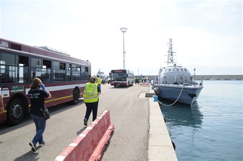 Reggio Centinaia Di Immigrati Sbarcano Al Porto Foto Live