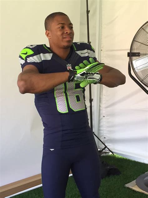 Tyler Lockett Seahawks photo session | Seattle seahawks football ...