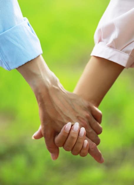 Anciana Madre Sosteniendo Una Mano De Su Hija Adulta En Verano Al Aire