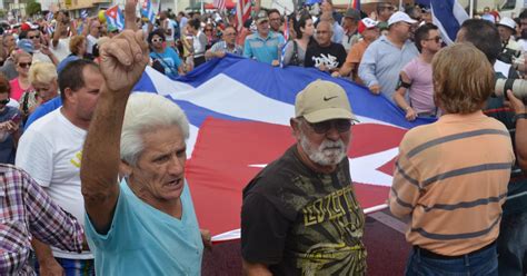 Esperanza Cautela Y Pesimismo De Los Cubanos En Miami Ante El Relevo