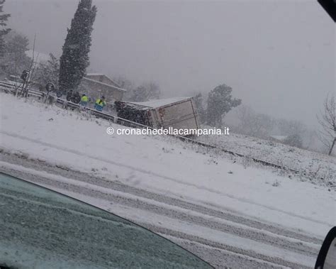 Neve Sulle Autostrade Della Campania Tir Bloccati Uno Si Ribalta